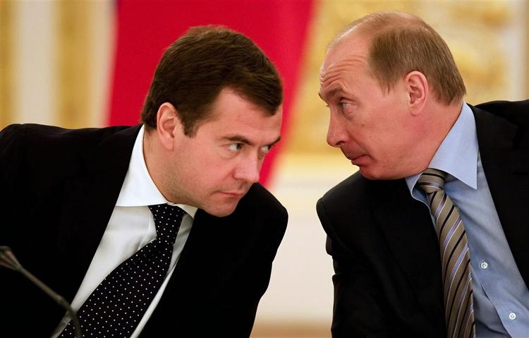 Dmitrij Medvedev er nu præsident i Rusland, men hans forgænger Valdimir Putin er lige i nærheden. 