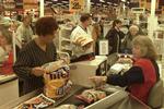Lange og mange vagter venter de ansatte i butikkerne, hvis tjek.dks læsere skulle bestemme. Mange af dem vil gerne afskaffe lukkeloven. Arkiv 
