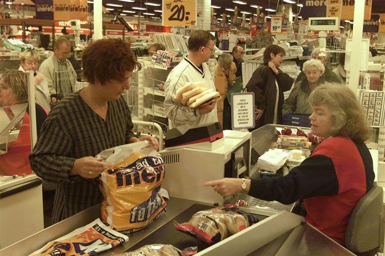Lange og mange vagter venter de ansatte i butikkerne, hvis tjek.dks læsere skulle bestemme. Mange af dem vil gerne afskaffe lukkeloven. Arkiv 