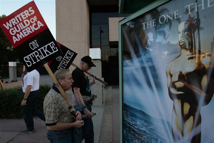Frygten for en ny langvarig strejke ulmer i Hollywood, som senest oplevede en opslidende arbejdskamp i vinter, hvor strejken varede i 100 dage - indtil alle rettede ind, da Oscar-showet var i fare. 