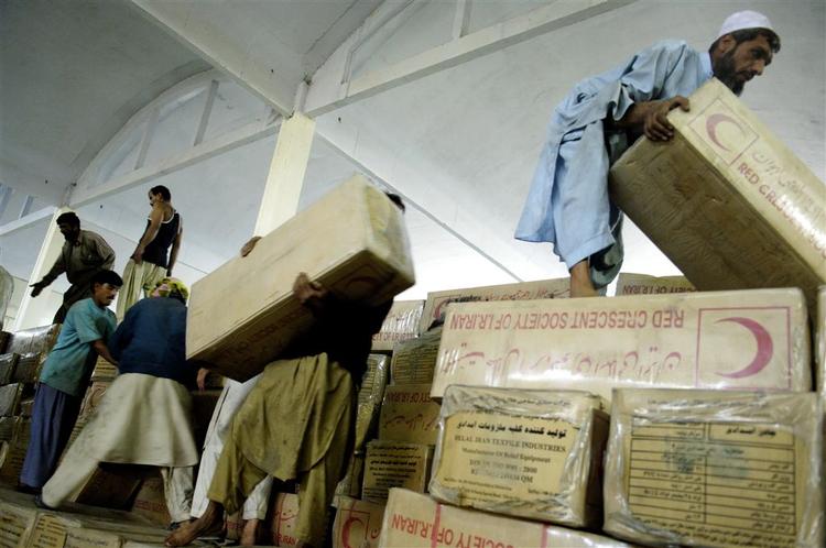 På Røde Kors' lager i Pakistan ligger flere af de huslysæt, som Politikens læsere har købt til de hjemløse familier. Torsdag lander forsyningerne i Myanmar. 