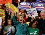 Hillary Clinton jubler efter sejren i Indiana, men Obama vurderes alligevel til at vinde kapløbet om at blive Demokraternes præsidentkandidat. 