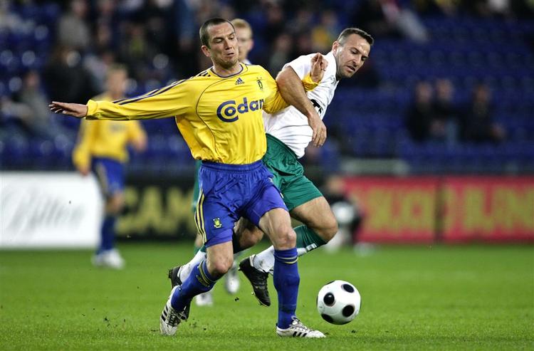 Med to tidligere Brøndbybacker, Dan Anton Johansen (th.) og Asbjørn Sennels, fik Viborg 1-1 ude mod Martin Ericsson og Brøndby. 