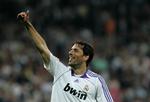 Real Madrids Ruud van Nistelrooy jubler efter sin scoring. 