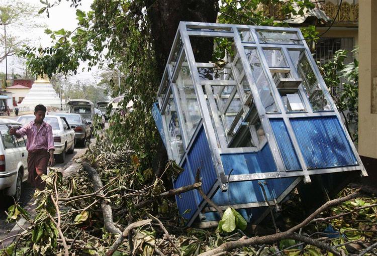 Myndighederne i Myanmar holder stadig grænserne lukket for nødhjælp. Befolkningen har mange steder hverken mad eller rent drikkevand efter at en cyklon og efterfølgende flodbølger ramte landet i weekenden. 