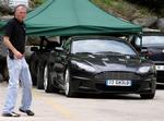 James Bond kører Aston Martin - denne bil er skudt under optagelserne af næste 007-epos, 'Quantum ogf Solace'. Bilen står over for en trussel: EU's kommende CO2-krav. 