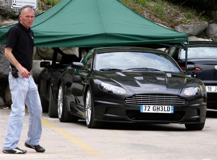 James Bond kører Aston Martin - denne bil er skudt under optagelserne af næste 007-epos, 'Quantum ogf Solace'. Bilen står over for en trussel: EU's kommende CO2-krav. 