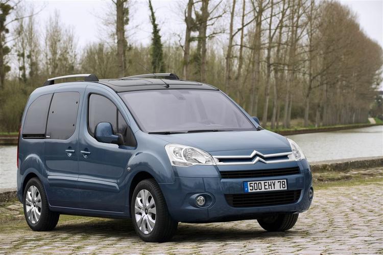 Citroën Berlingo er vokset 24 centimeter i længden og har skydedøre i begge sider. Men sikkerhedsudstyret halter lidt i billigste version. 
