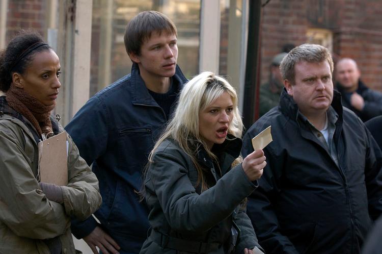 Debuterende Kierston Wiering er den enlige mor og mc-babe Angie, som er  'arbejdsformidler' (læs: slavehandler) for selv at  overleve - og det bliver man ikke noget smukt menneske af. 