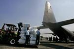 FN har fået tilladelse til at etablere en luftbro ind i Myanmar. Her pakkes et fly i Indonesiens hovedstad Jakarta tidligere på ugen. 