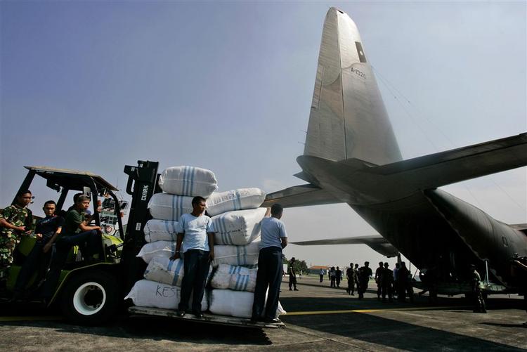 FN har fået tilladelse til at etablere en luftbro ind i Myanmar. Her pakkes et fly i Indonesiens hovedstad Jakarta tidligere på ugen. 
