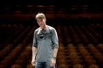 Stand-up-komikeren Thomas Hartmanns testikler er efter eget udsagn for store til, at han kan bevæge sig på scenen. 
