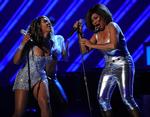 Beyoncé fik Tina Turner på scenen i Los Angeles under Grammy-festen 10. februar. Og den gamle r'n'b-dronning nød det så massivt, at hun nu drager ud på sin første turné i otte år. 