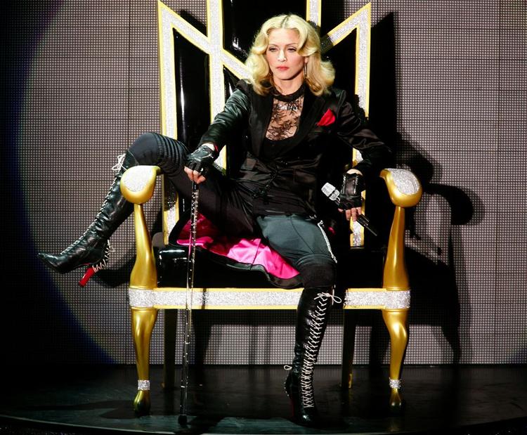 Madonna i Paris forleden, hvor hun promoverede sit seneste album 'Hard Candy'. Hvis danske fans vil se 'The Material Girl' live, må de ud at rejse efter hende til sommer. 