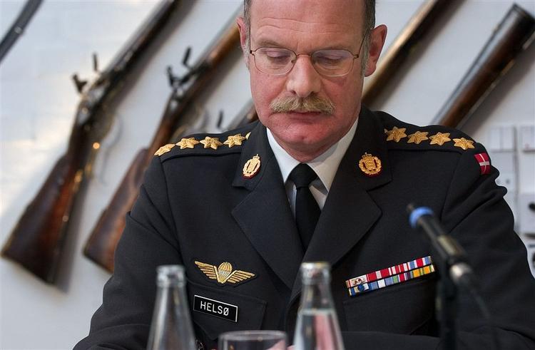 Hæren skal holde op med at brokke sig over gammelt materiel og soldater på 15-mandsstuer, siger forsvarschef Jesper Helsø. 