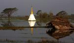 Et oversvømmet tempel i Myanmar efter cyklonen. 