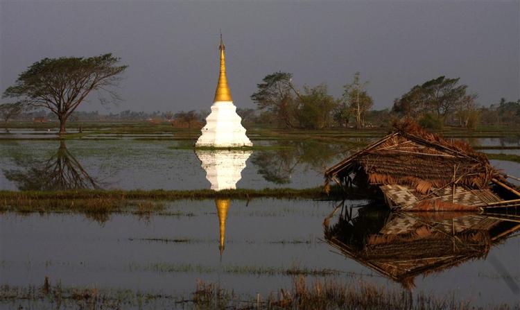 Et oversvømmet tempel i Myanmar efter cyklonen. 