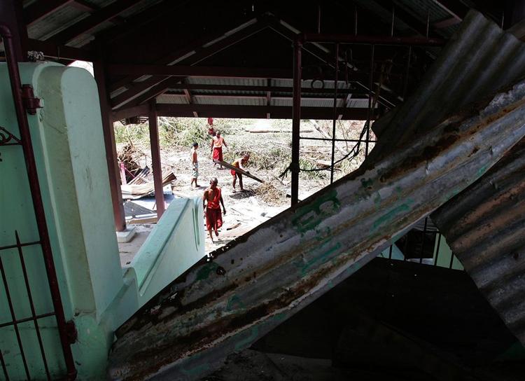 Munke i gang med oprydning efter ødelæggelserne. 