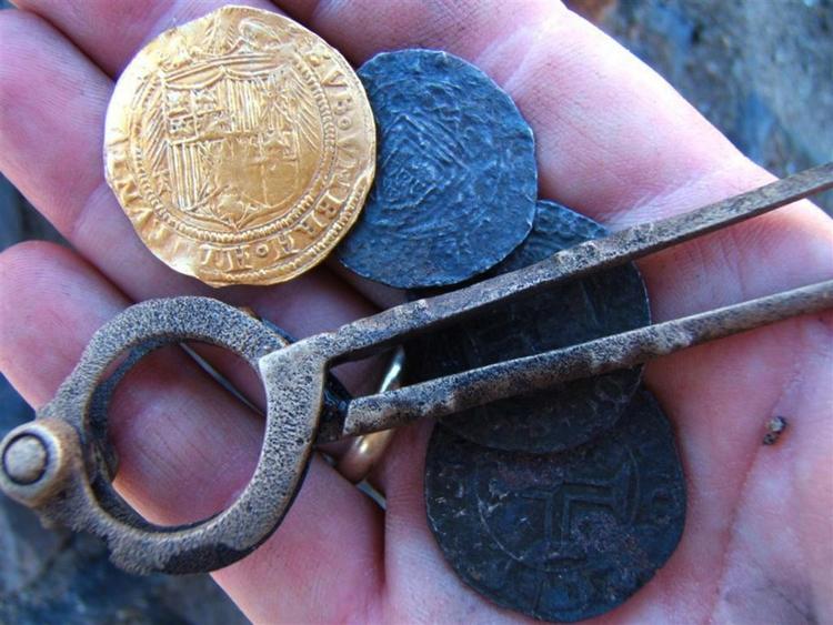 Guldmønter fra et tidligere fund af et sunket, spansk skib. 