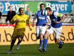 Horsens´s Rawez Lawan (i gult) kæmper om bolden mod Lyngbys Jakob Bresemann. 