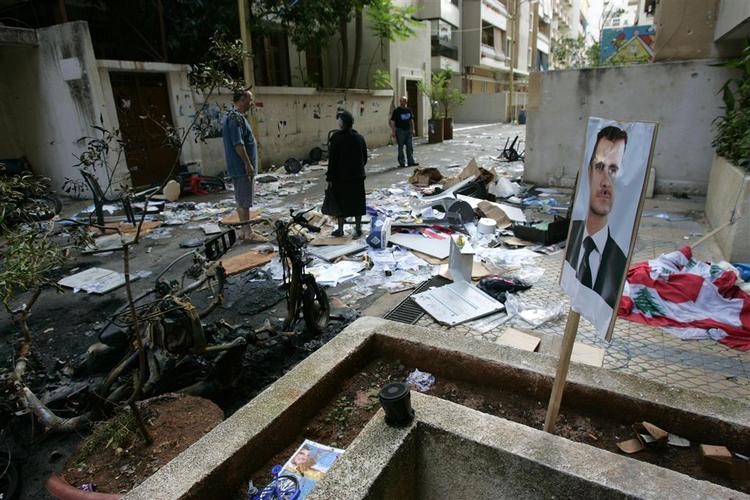 Indbyggere i Beirut tilser skaderne efter tre dages kampe og beskydninger i Libanons hovedstad. 