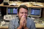 Et spændende arbejde. En aktiehandler i Nordea følger kursudviklingen på en dag med kraftige fald. 