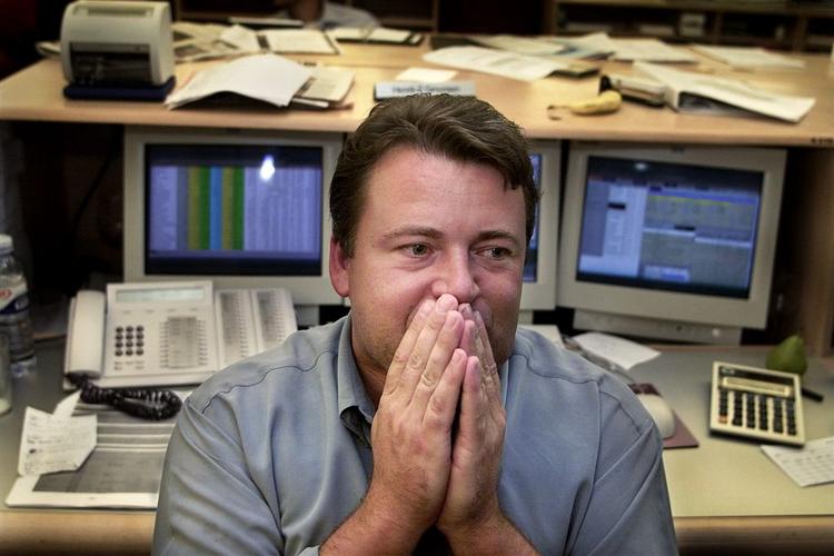 Et spændende arbejde. En aktiehandler i Nordea følger kursudviklingen på en dag med kraftige fald. 