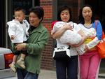 Kinesiske mødre med deres børn står foran et børnehospital i Beijing. Hospitalet er et af de hospitaler, der er blevet udvalgt til at behandle tilfældene af hånd-, fod- og mundsyge. 