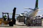 FN-nødhjælp til Myanmar læsses i fly i Italien. 