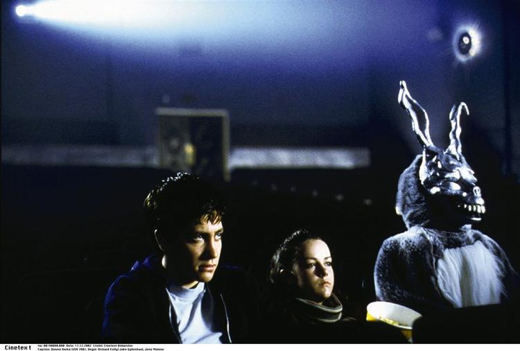 Tilbage i 2001 fik den helt unge Jake Gyllenhall sit helt store gennembrud som 'Donnie Darko'. I perfekt samspil med en stor blå kanin og - som her - Jena Malone. 