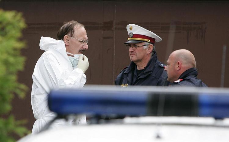 Østrigsk politi i gang med undersøgelser i Josef F.s hus i Amstetten, hvor han har holdt sin datter indespærret i kælderen i 24 år. Undersøgelserne ventes at tage adskillige måneder endnu. 