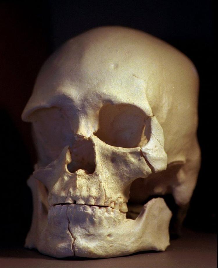 Hvordan finder man på at grave et kranium op fra en kirkegård og bruge det som bong? Man har nok også røget lidt, før ideen indtraf. Arkivfoto. 