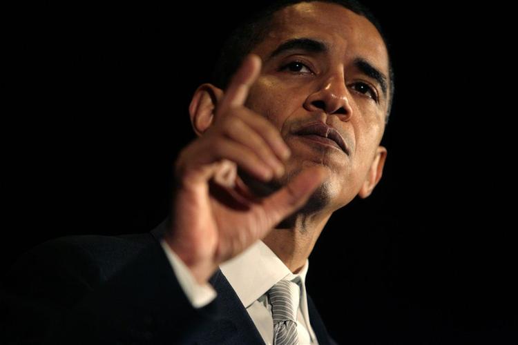 Barack Obama har nået en milepæl i den amerikanske valgkamp, efter han for første gang har flere superdelegerede end rivalen Hillary Clinton. 