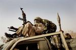 Der er indført udgangsforbud i Khartoum efter det seneste angreb, som Sudan beskylder Tchad for at står bag. Her er det soldater fra Tchad, der patruljerer i udkanten af Goz Beide i det østlige Tchad. - Arkivfoto. 