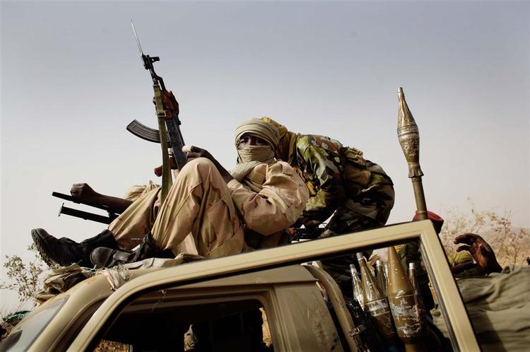 Der er indført udgangsforbud i Khartoum efter det seneste angreb, som Sudan beskylder Tchad for at står bag. Her er det soldater fra Tchad, der patruljerer i udkanten af Goz Beide i det østlige Tchad. - Arkivfoto. 