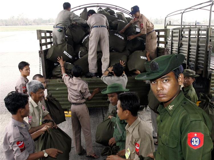 Myanmar åbner for mere international nødhjælp til de mange nødstedte. 