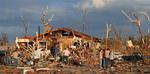 Tornadoerne rev tage af huse og væltede biler omkuld. Mindst 18 meldes døde. 
