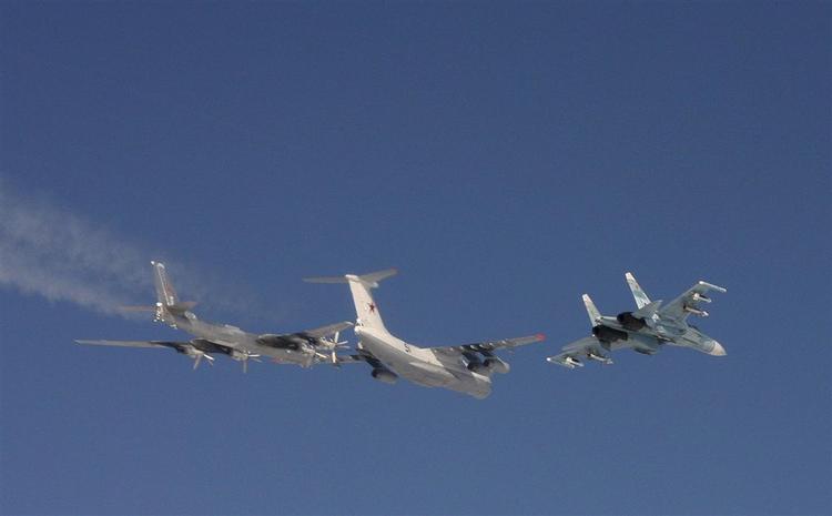 Russiske fly i internationalt luftrum tæt på Norge. Billedet er taget fra en norsk jager, der skyggede dem, for et par uger siden. 