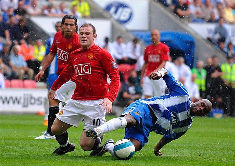 Straffesparket mod Wayne Rooney blev begået af Emmerson Boyce. 
