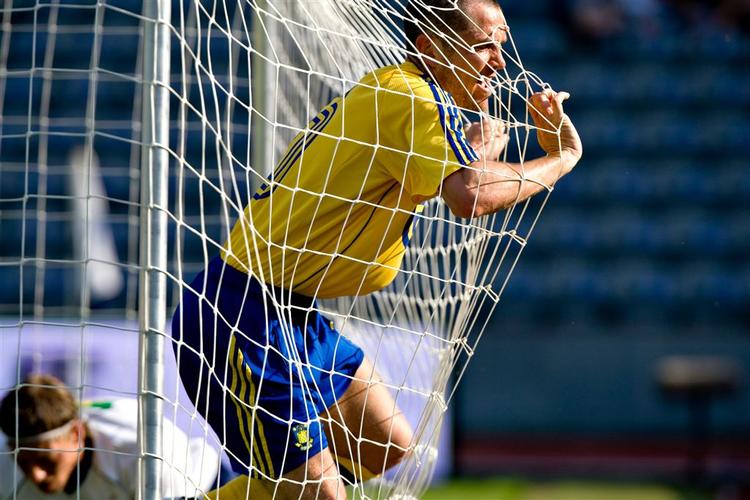 Efter at have scoret sit sjette sæsonmål havnede Martin Ericsson selv i nettet på Århus Stadion. 