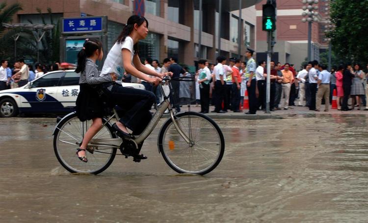 Et vandrør i Chengdu er et vandrør sprunget efter jordskælvet. 