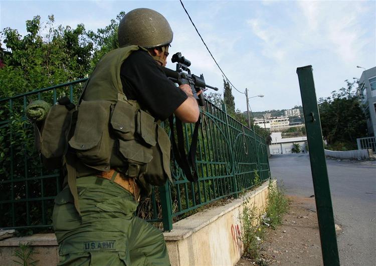 Kampene omkring Beirut mellem regeringstro styrker og Hizbollah-militser fortsætter. 
