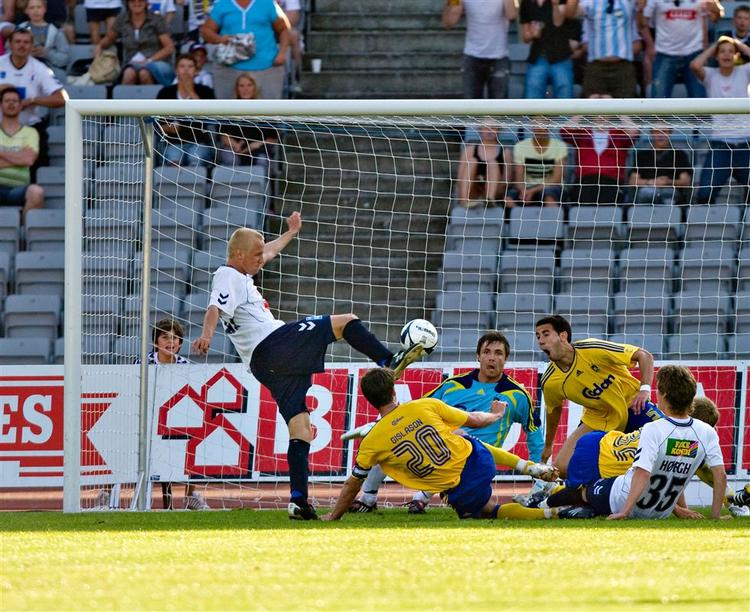 Anders Kure udlignede for AGF i overtiden. Det fik sindene i kog hos en gruppe Brøndby-fans, der på togturen mod København splittede tre vogne ad. 