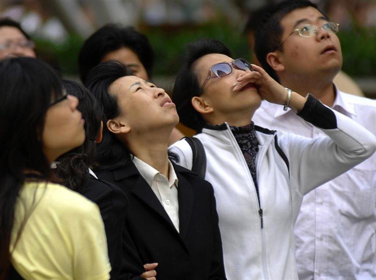 I den kinesiske by Nanjing kiggede folk vantro op på de gyngende højhuse, som de flygtede ud af, da et jordskælv ramte. 
