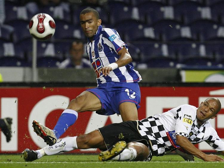 José Bosingwa er et lægetjek og en kontraktforhandling fra at skifte til Chelsea. Her er han i aktion for sin nuværende klub, FC Porto. Arkivfoto. 