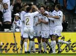 Midt i klumpen af jublende FCK-spillere befinder målscoreren til 1-0, Michael Silberbauer, sig. 