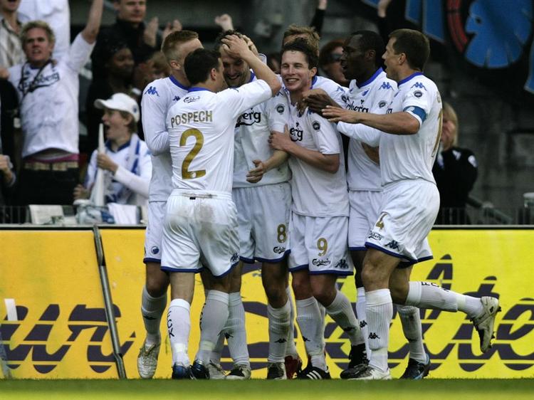 Midt i klumpen af jublende FCK-spillere befinder målscoreren til 1-0, Michael Silberbauer, sig. 