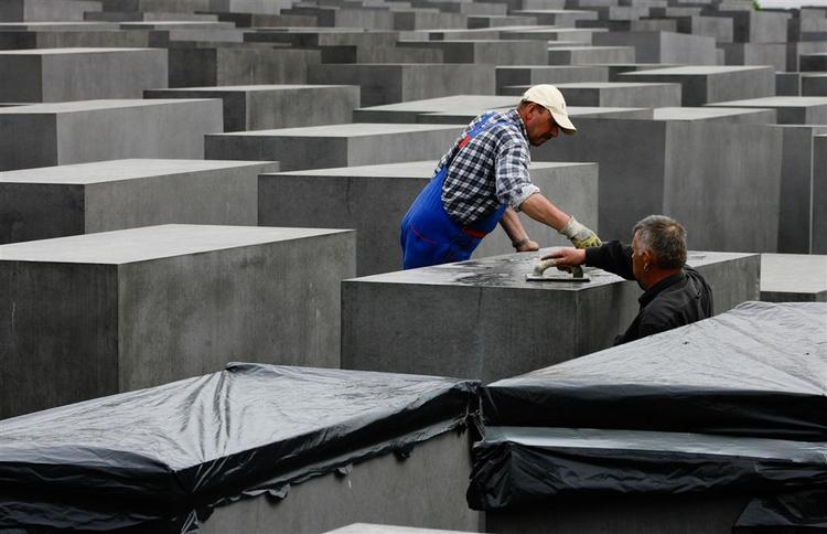 Håndværkere reparerer arkitekten Peter Eisenmans Holocaust Monument i Berlin. 