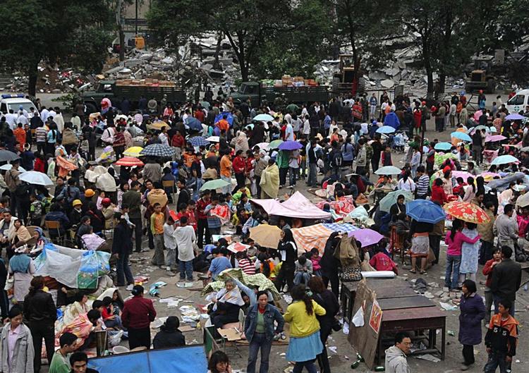 I Beichuan i Sichuan-provinsen holder folk sig stadig samlet på en åben plads på universitetsområdet af frygt for, at flere bygninger skal styrte sammen. 
