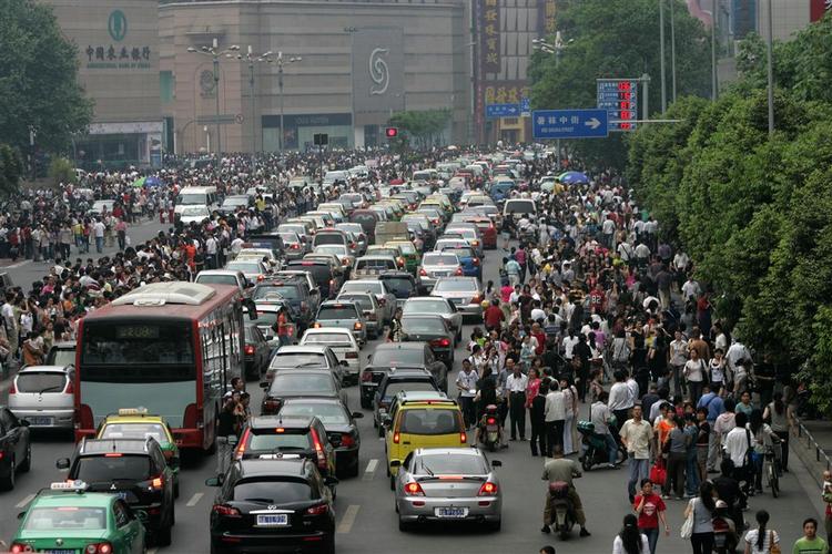 Trafikken stod fuldstændig stille i Sichuans provinshovedstad Chengdu, efter jordskælvet ramte området i går. Nu er samme område ramt af et kraftigt efterskælv. 